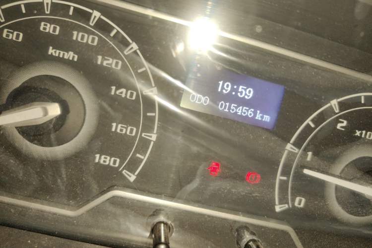 Used SAIC MAXUS Xintu V80 2023 2.0T Manual Classic Aoyuntong Short Wheelbase Mid-Roof 5/6-Seater Odometer Close Up