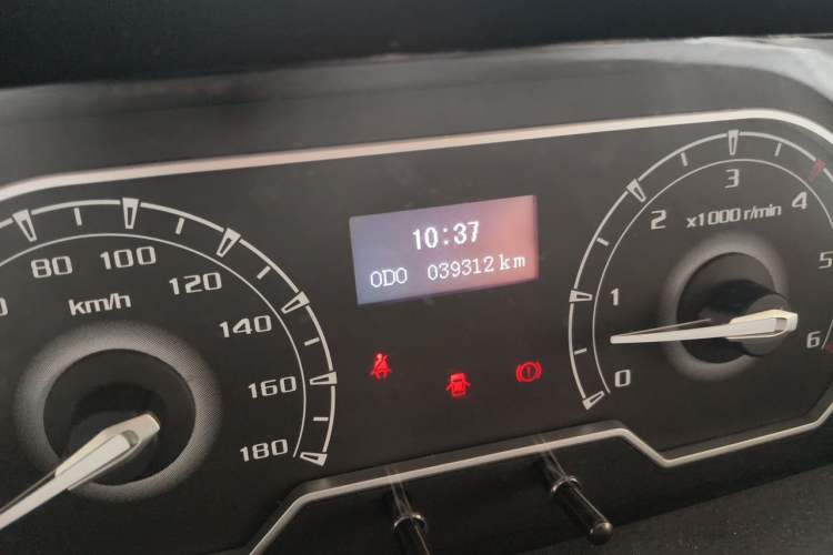 Used SAIC MAXUS Xintu V80 2023 2.0T Manual Classic Aoyuntong Short Wheelbase Mid-Roof 5/6-Seater Odometer Close Up