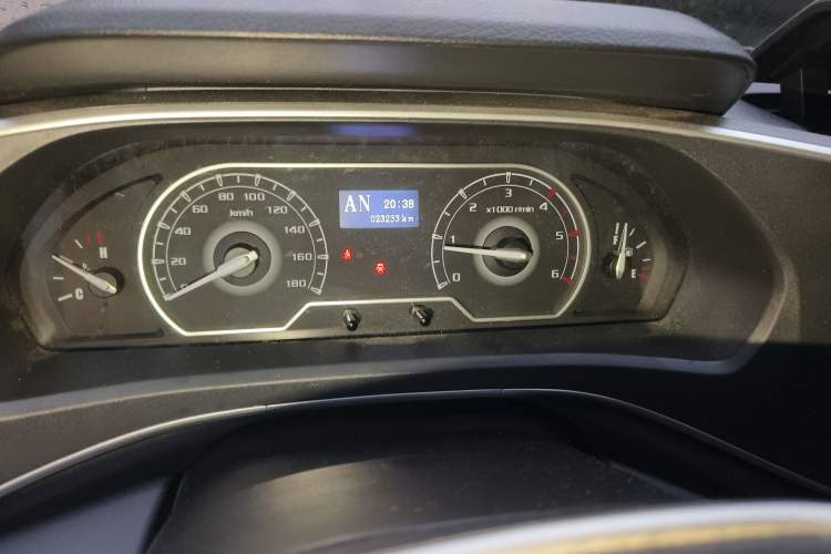 Used SAIC MAXUS Xintu V80 2023 2.0T AMT Classic Aoyuntong Short Wheelbase Mid-Roof 5/6-Seater Odometer Close Up