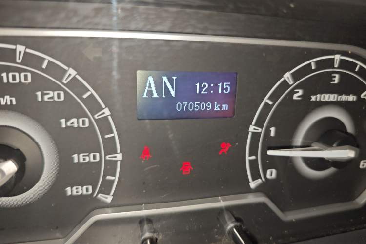 Used SAIC MAXUS Xintu V80 2023 2.0T AMT Classic Aoyuntong Long Wheelbase Mid-Height 6/7/8/9-Seater Odometer Close Up