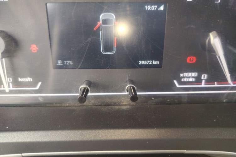 Used SAIC MAXUS Xintu V80 2023 2.0T Manual Classic Aoyuntong Short Wheelbase Ultra-Low Roof 5/6-Seater Odometer Close Up