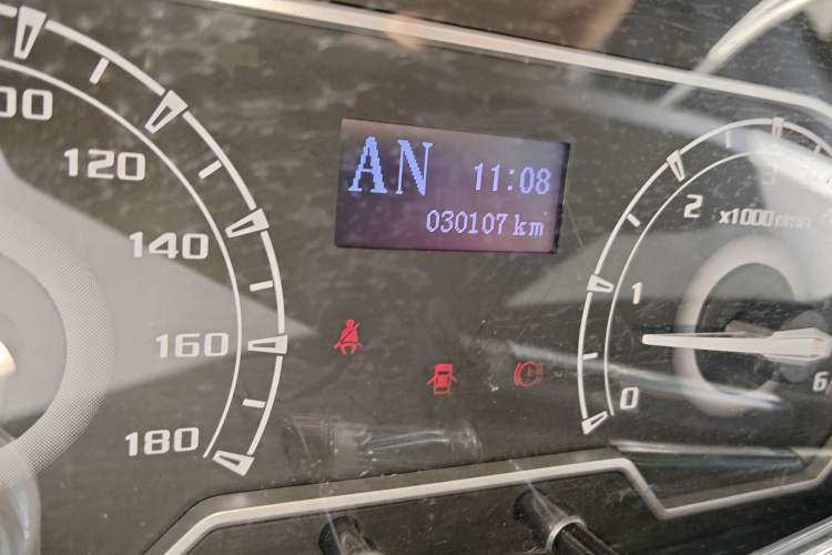 Used SAIC MAXUS Xintu V80 2023 2.0T AMT Classic Aoyuntong Short Wheelbase Ultra-Low Roof 7/8/9-Seater Odometer Close Up