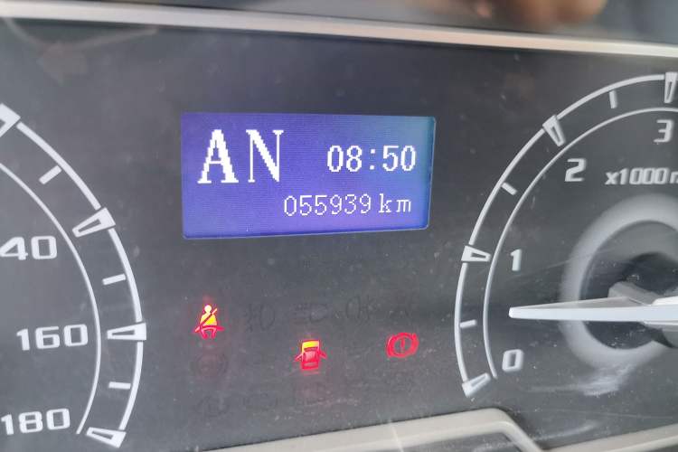 Used SAIC MAXUS Xintu V80 2023 2.0T AMT Classic Aoyuntong Short Wheelbase Mid-Roof 5/6-Seater Odometer Close Up