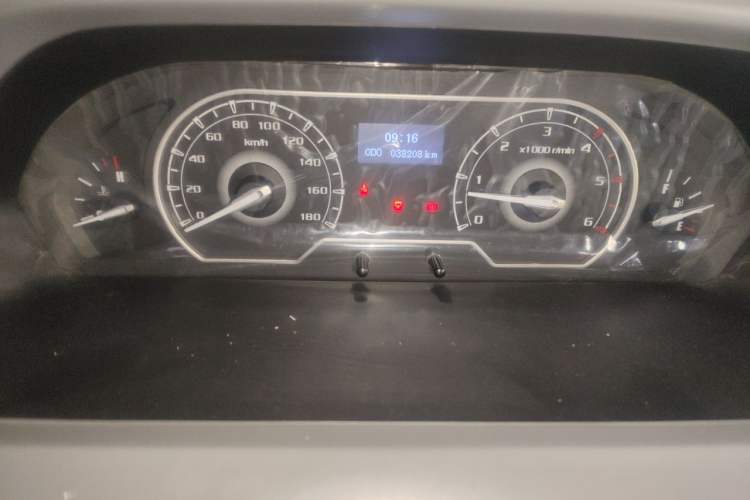 Used SAIC MAXUS Xintu V80 2023 2.0T Manual Classic Aoyuntong Short Wheelbase Mid-Roof 5/6-Seater Odometer Close Up