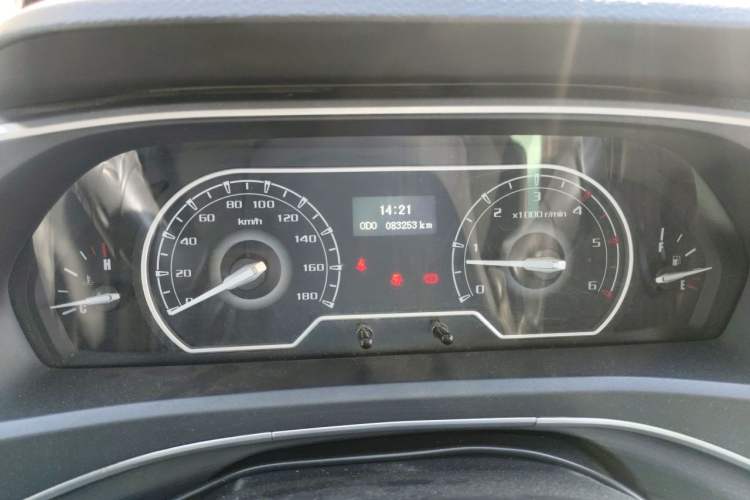 Used SAIC MAXUS Xintu V80 2023 2.0T Manual Classic Aoyuntong Short Wheelbase Mid-Roof 5/6-Seater Odometer Close Up