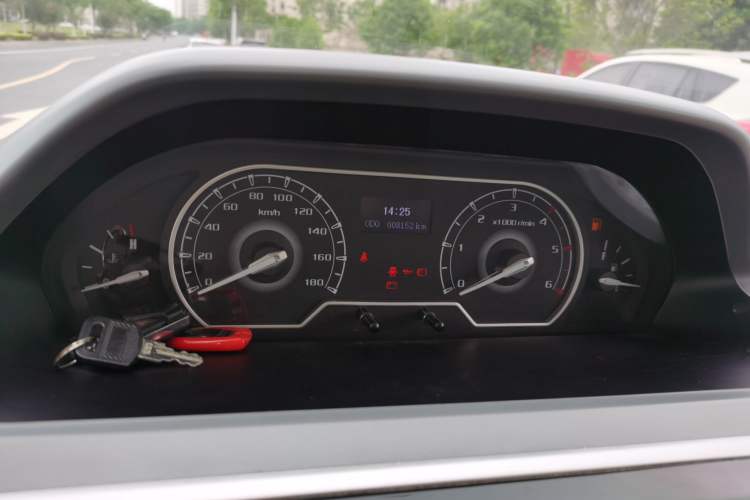 Used SAIC MAXUS Xintu V80  Odometer Close Up