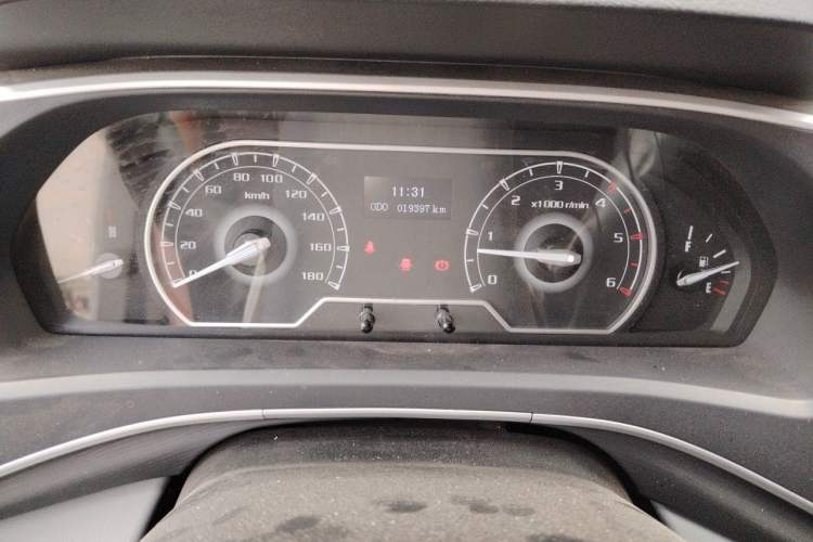 Used SAIC MAXUS Xintu V80 2023 2.0T Manual Classic Aoyuntong Power Version Long Wheelbase Mid-Roof Design 6/7/8/9-Seater Odometer Close Up