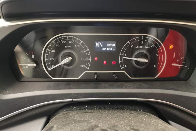 Used SAIC MAXUS Xintu V80 2023 2.0T PLUS AMT City Edition Short Wheelbase Ultra-Low Roof 5/6-Seater Odometer Close Up