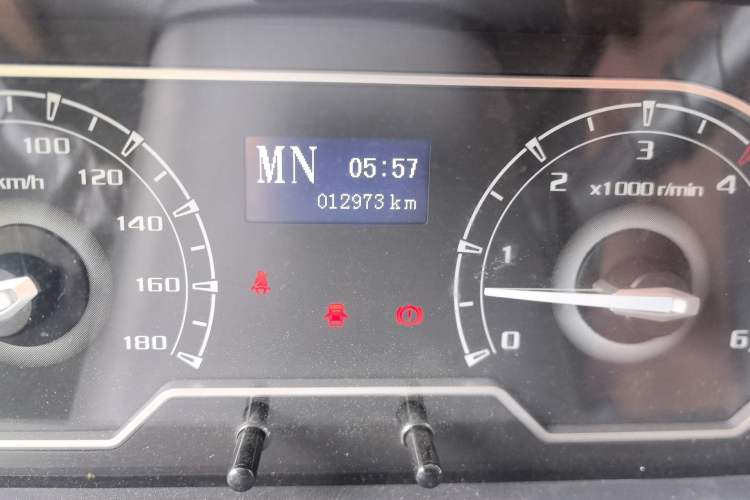 Used SAIC MAXUS Xintu V80 2023 2.0T AMT Classic Aoyuntong Long Wheelbase Mid-Height 6/7/8/9-Seater Odometer Close Up