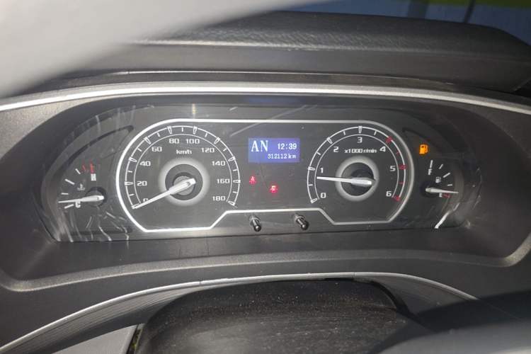 Used SAIC MAXUS Xintu V80 2023 2.0T AMT Classic Aoyuntong Power Version Short Wheelbase Ultra-Low Roof 5/6-Seater Odometer Close Up