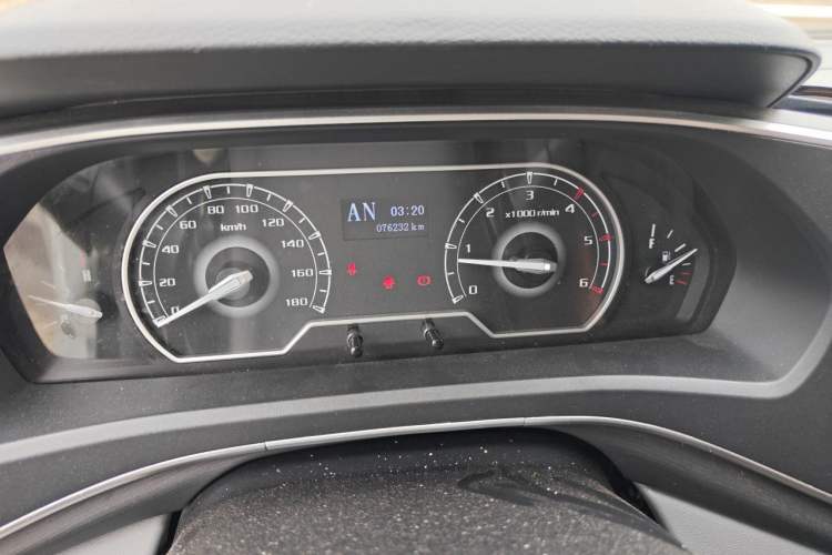 Used SAIC MAXUS Xintu V80 2023 2.0T AMT Classic Aoyuntong Long Wheelbase Ultra-Low Roof with 6/7/8/9 Seats Odometer Close Up