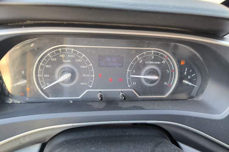 Used SAIC MAXUS Xintu V80 2023 2.0T Manual Classic Aoyuntong Short Wheelbase Ultra-Low Roof 7/8/9-Seater Odometer Close Up