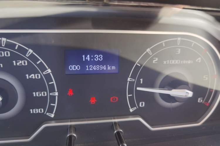 Used SAIC MAXUS Xintu V80 2023 2.0T Manual Classic Aoyuntong Short Wheelbase Mid-Roof 5/6-Seater Odometer Close Up