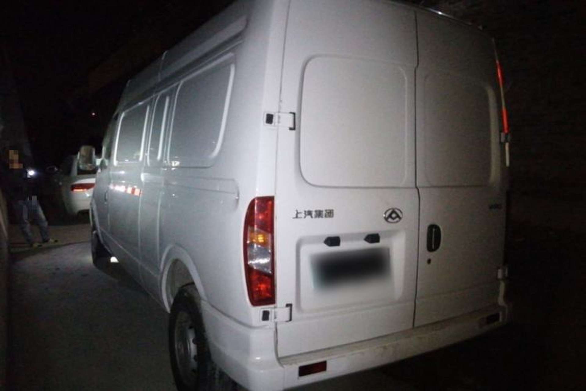 Used SAIC MAXUS Xintu V80 2023 2.0T Manual Classic City Delivery King Long Wheelbase Mid-Roof 3-Seater Rear Left 45 Deg