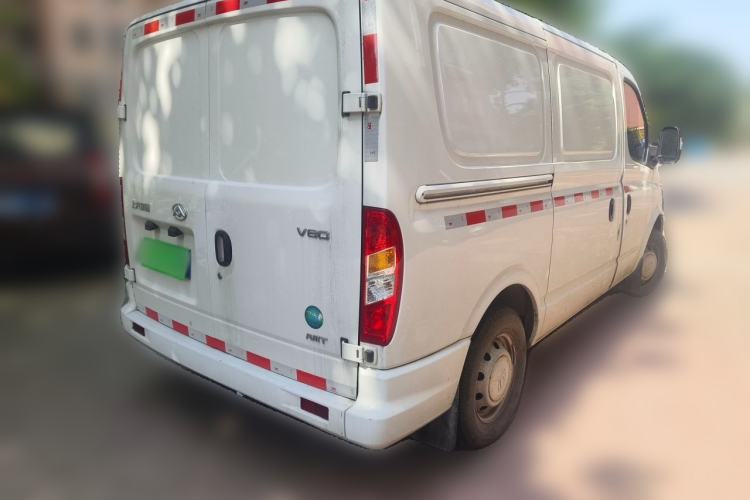 Used SAIC MAXUS Xintu V80 2023 2.0T AMT Classic City Distribution King Short Wheelbase Ultra-Low Roof 3-Seater Rear Right 45 Deg