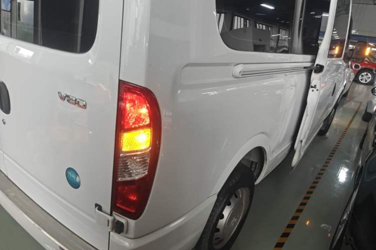 Used SAIC MAXUS Xintu V80 2023 2.0T Manual Classic Aoyuntong Long Wheelbase Mid-Height 6/7/8/9-Seater Rear Right 45 Deg
