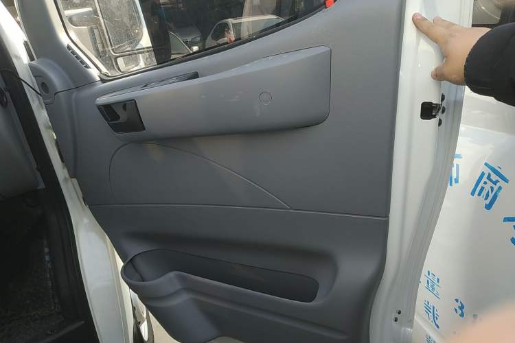 Used SAIC MAXUS Xintu V80 2023 2.0T Manual Classic City Delivery King Short Wheelbase Mid-Roof 3-Seater Right Front Door Interior