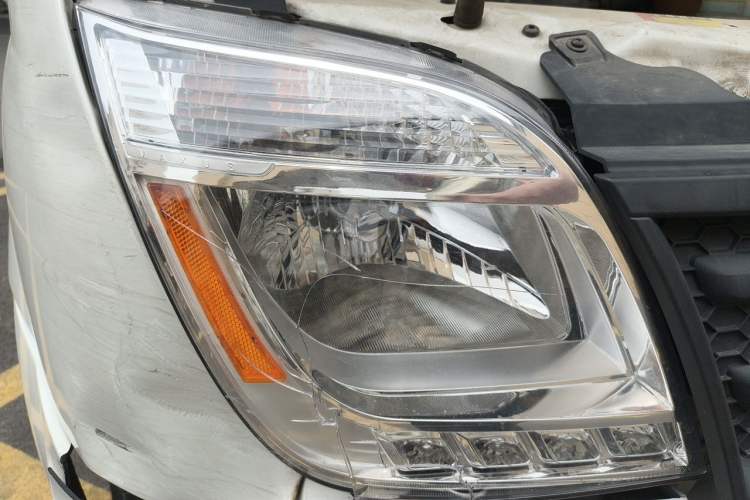 Used SAIC MAXUS Xintu V80 2023 2.0T Manual Classic City Delivery King Long Wheelbase Mid-Roof 3-Seater Right Front Headlight