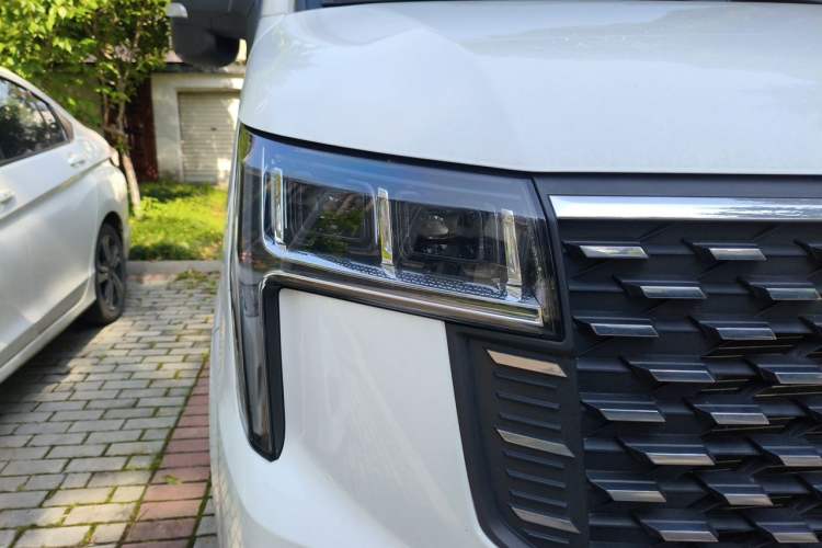 Used SAIC MAXUS Xintu V80 2023 2.0T AMT Classic Aoyuntong Short Wheelbase Mid-Roof 5/6-Seater Right Front Headlight