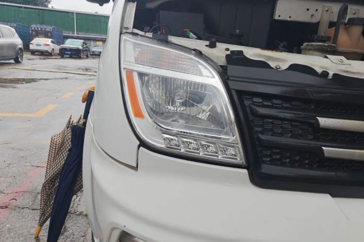 Used SAIC MAXUS Xintu V80 2023 2.0T Manual Classic Aoyuntong Power Version Long Wheelbase Mid-Roof Design 6/7/8/9-Seater Right Front Headlight