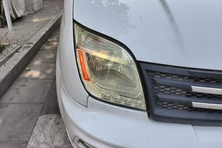 Used SAIC MAXUS Xintu V80 2023 2.0T Manual Classic Aoyuntong Short Wheelbase Mid-Roof 5/6-Seater Right Front Headlight