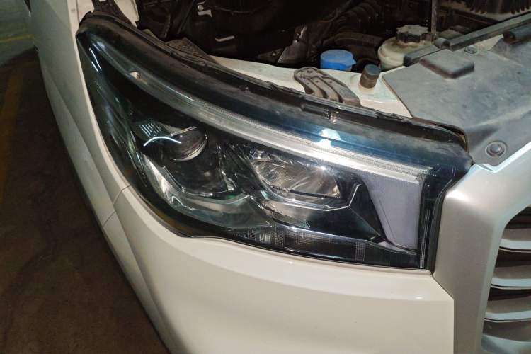 Used SAIC MAXUS Xintu V80  Right Front Headlight