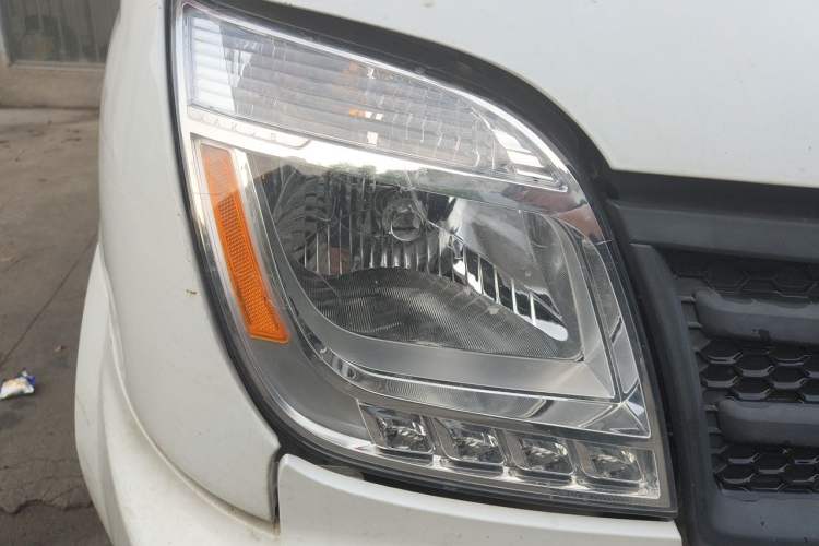 Used SAIC MAXUS Xintu V80 2023 2.0T PLUS Manual Van Short Wheelbase Mid-Roof Design 3-Seater Right Front Headlight