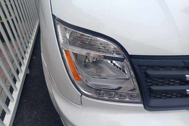 Used SAIC MAXUS Xintu V80 2023 2.0T AMT Classic Aoyuntong Long Wheelbase Mid-Height 6/7/8/9-Seater Right Front Headlight