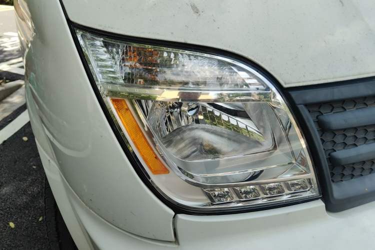 Used SAIC MAXUS Xintu V80 2023 2.0T AMT Classic Aoyuntong Short Wheelbase Mid-Roof 5/6-Seater Right Front Headlight