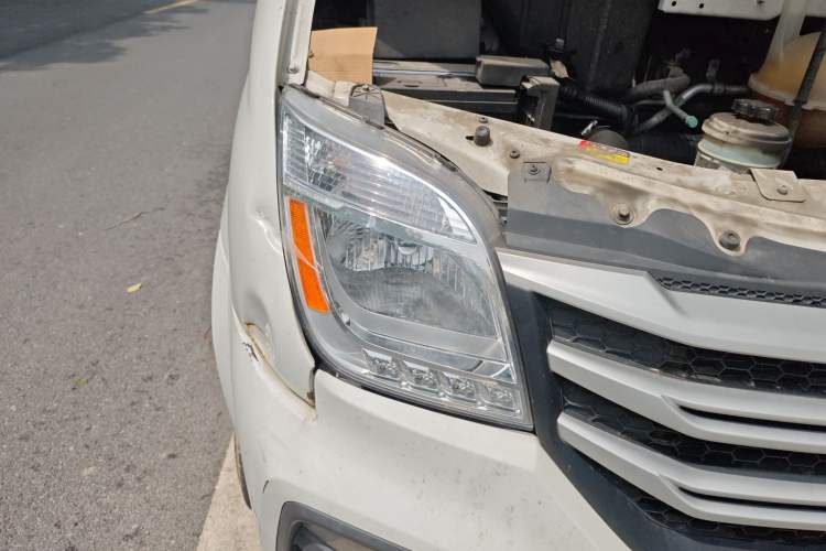 Used SAIC MAXUS Xintu V80 2023 2.0T Manual Classic Aoyuntong Short Wheelbase Mid-Roof 5/6-Seater Right Front Headlight