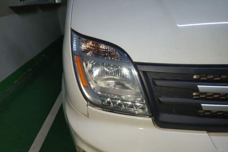 Used SAIC MAXUS Xintu V80 2023 2.0T Manual Classic Aoyuntong Short Wheelbase Ultra-Low Roof 5/6-Seater Right Front Headlight