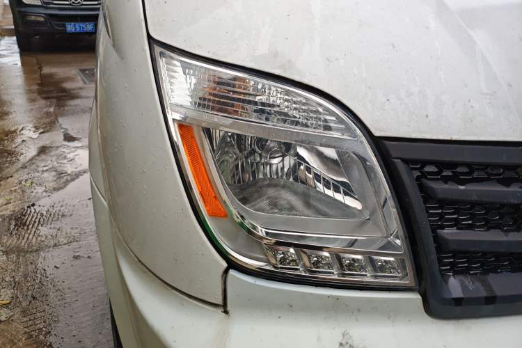Used SAIC MAXUS Xintu V80 2023 2.0T Manual Classic Aoyuntong Long Wheelbase Mid-Height 6/7/8/9-Seater Right Front Headlight