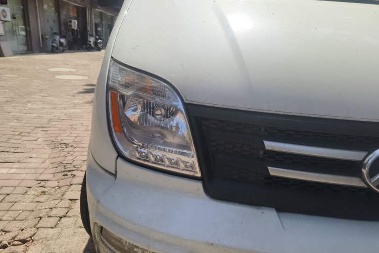 Used SAIC MAXUS Xintu V80 2023 2.0T AMT Classic City Distribution King Short Wheelbase Ultra-Low Roof 3-Seater Right Front Headlight