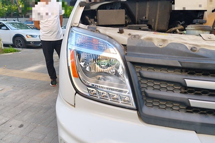 Used SAIC MAXUS Xintu V80 2023 2.0T Manual Classic Aoyuntong Long Wheelbase Mid-Height 6/7/8/9-Seater Right Front Headlight