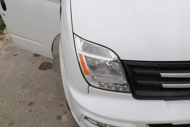 Used SAIC MAXUS Xintu V80 2023 2.0T AMT Classic Aoyuntong Power Version Short Wheelbase Mid-Roof Design 5/6 Seats Right Front Headlight