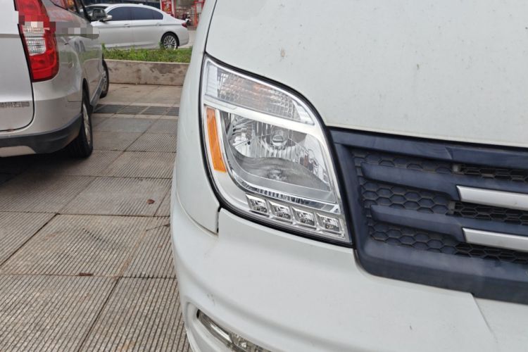 Used SAIC MAXUS Xintu V80 2023 2.0T AMT Classic Aoyuntong Short Wheelbase Mid-Roof 5/6-Seater Right Front Headlight