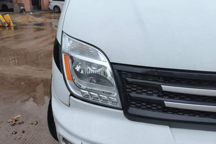 Used SAIC MAXUS Xintu V80 2023 2.0T Manual Classic Aoyuntong Long Wheelbase Mid-Height 6/7/8/9-Seater Right Front Headlight