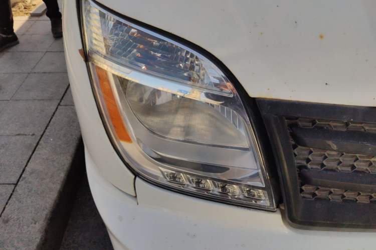 Used SAIC MAXUS Xintu V80 2023 2.0T Manual Classic Aoyuntong Long Wheelbase Ultra-Low Roof 6/7/8/9-Seater Right Front Headlight