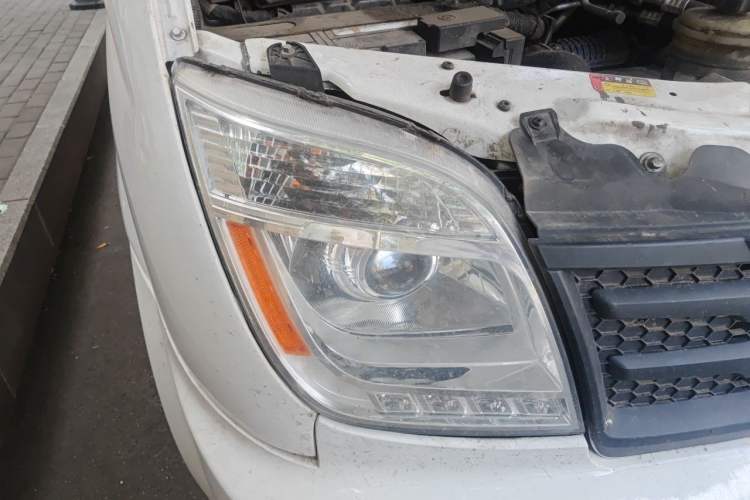 Used SAIC MAXUS Xintu V80 2023 2.0T Manual Classic City Delivery King Long Wheelbase Mid-Roof 3-Seater Right Front Headlight