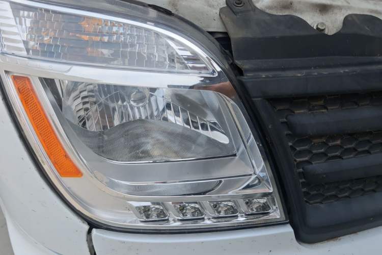 Used SAIC MAXUS Xintu V80 2023 2.0T Manual Classic Aoyuntong Short Wheelbase Ultra-Low Roof 5/6-Seater Right Front Headlight