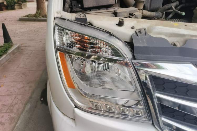 Used SAIC MAXUS Xintu V80 2023 2.0T AMT Classic Aoyuntong Power Version Short Wheelbase Ultra-Low Roof 5/6-Seater Right Front Headlight
