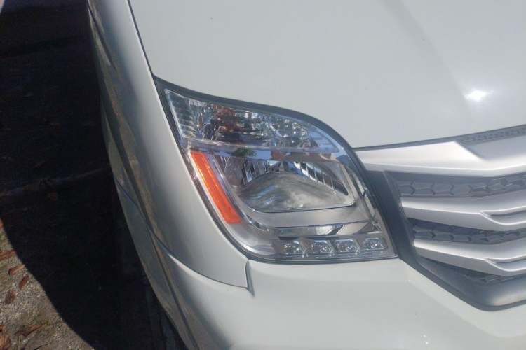 Used SAIC MAXUS Xintu V80 2023 2.0T AMT Classic Aoyuntong Short Wheelbase Ultra-Low Roof 5/6-Seater Right Front Headlight