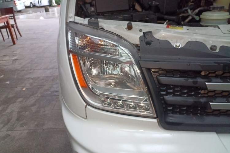 Used SAIC MAXUS Xintu V80 2023 2.0T AMT Classic Aoyuntong Short Wheelbase Mid-Roof 5/6-Seater Right Front Headlight