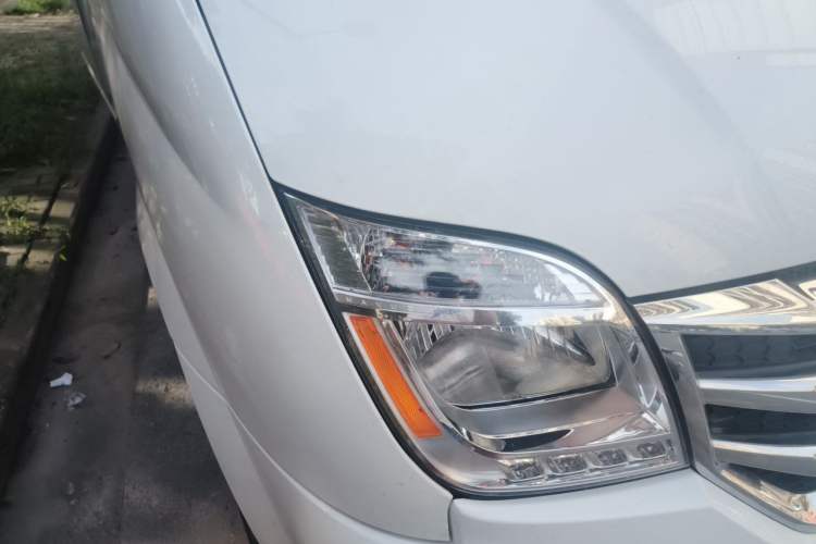 Used SAIC MAXUS Xintu V80 2023 2.0T PLUS Manual All-Around King Long Wheelbase Mid-Height Roof—6/7/8/9-Seater Right Front Headlight