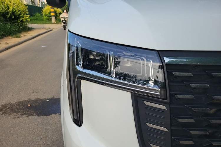 Used SAIC MAXUS Xintu V80 2023 2.0T Manual Classic Aoyuntong Short Wheelbase Ultra-Low Roof 5/6-Seater Right Front Headlight