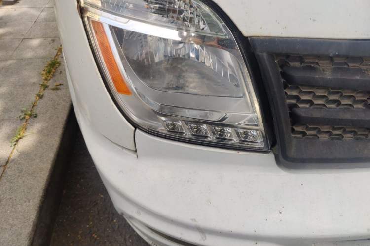 Used SAIC MAXUS Xintu V80 2023 2.0T Manual Classic Aoyuntong Long Wheelbase Ultra-Low Roof 6/7/8/9-Seater Right Front Headlight
