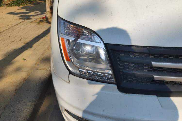 Used SAIC MAXUS Xintu V80 2023 2.0T Manual Classic Aoyuntong Long Wheelbase Mid-Height 6/7/8/9-Seater Right Front Headlight