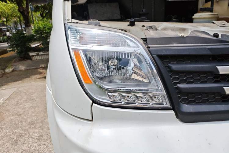 Used SAIC MAXUS Xintu V80 2023 2.0T AMT Classic Aoyuntong Short Wheelbase Ultra-Low Roof 5/6-Seater Right Front Headlight