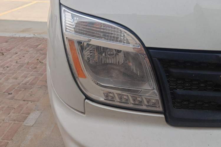 Used SAIC MAXUS Xintu V80 2023 2.0T Manual Classic Aoyuntong Short Wheelbase Mid-Roof 5/6-Seater Right Front Headlight