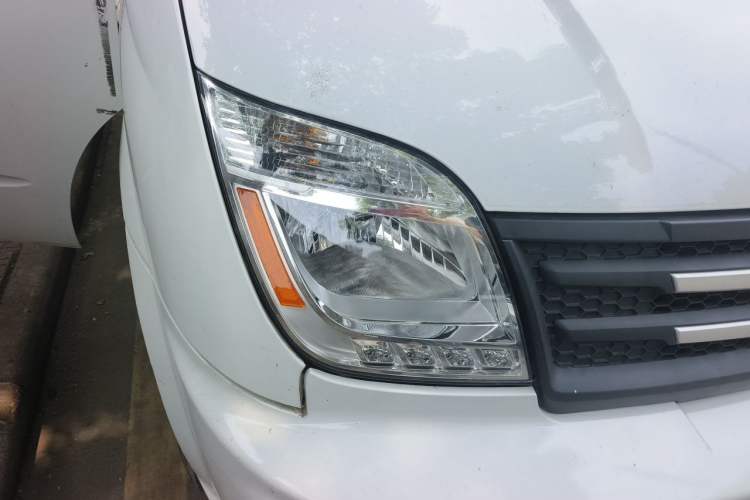 Used SAIC MAXUS Xintu V80 2023 2.0T Manual Classic Aoyuntong Long Wheelbase Mid-Height 6/7/8/9-Seater Right Front Headlight